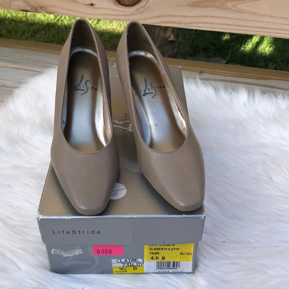 NWT lifestride taupe heel